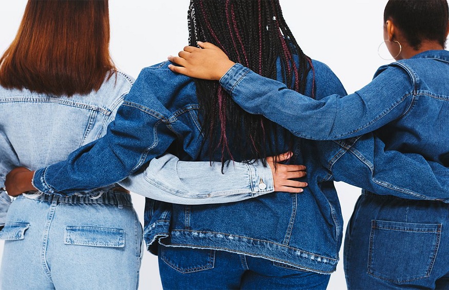 Get Style and Comfort from These ‘90s Jeans This Winter