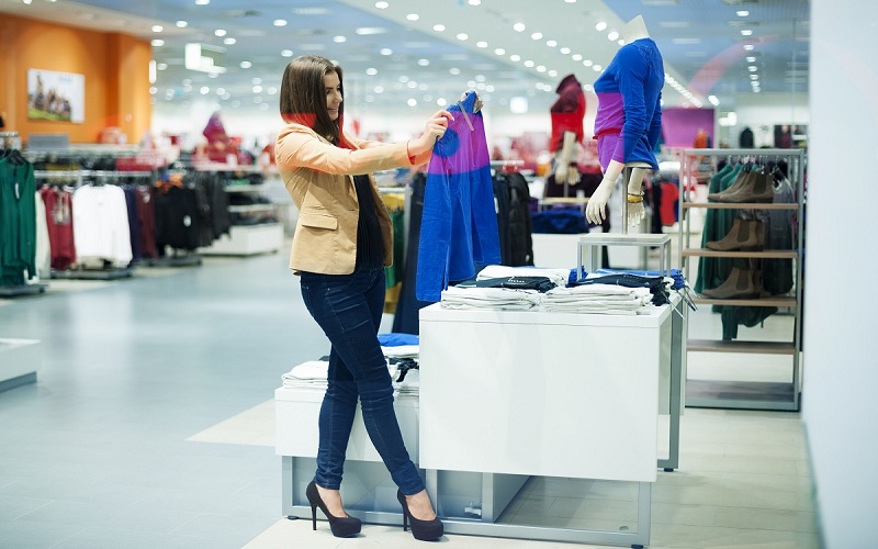 What is the difference between fashion retail and retail management courses?
